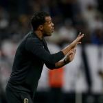 Corinthians terá conversa para definir futuro de Lázaro