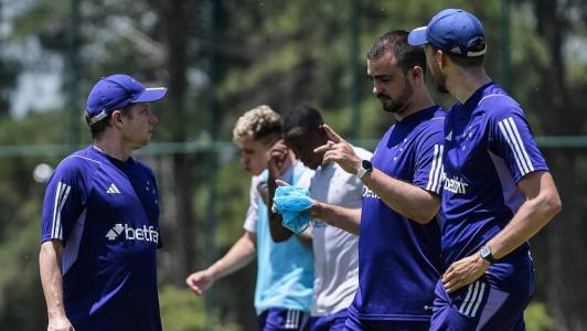 Fernando Seabra (esquerda), Henrique Américo (centro, analista de desempenho) e Vinicius Rovaris (direita) em treino nesta quarta-feira (15)