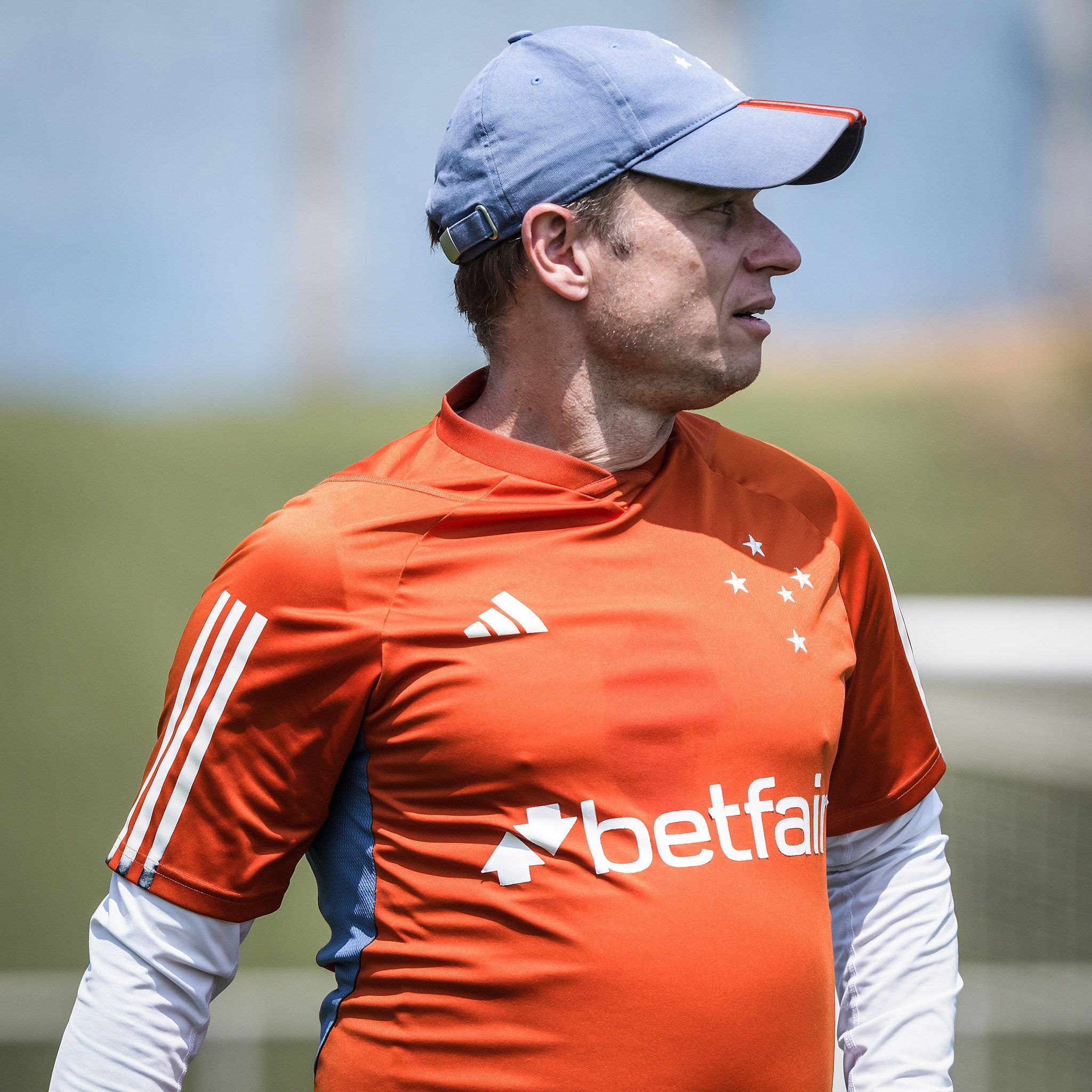 Problema para Seabra? Titular do Cruzeiro fica fora de treino na Toca II