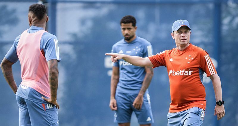 Em meio à possível venda da SAF, Cruzeiro enfrenta o Vitória pelo Brasileiro