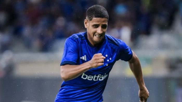 Fernando, atacante do Cruzeiro, em ação pela equipe celeste este ano