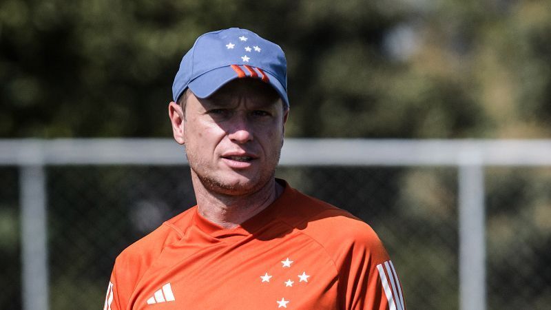 Seabra admite saídas de jogadores do Cruzeiro e manda recado