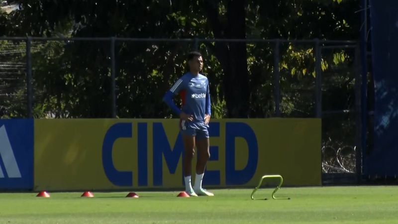 Volante retorna ao Cruzeiro e treina na Toca da Raposa II