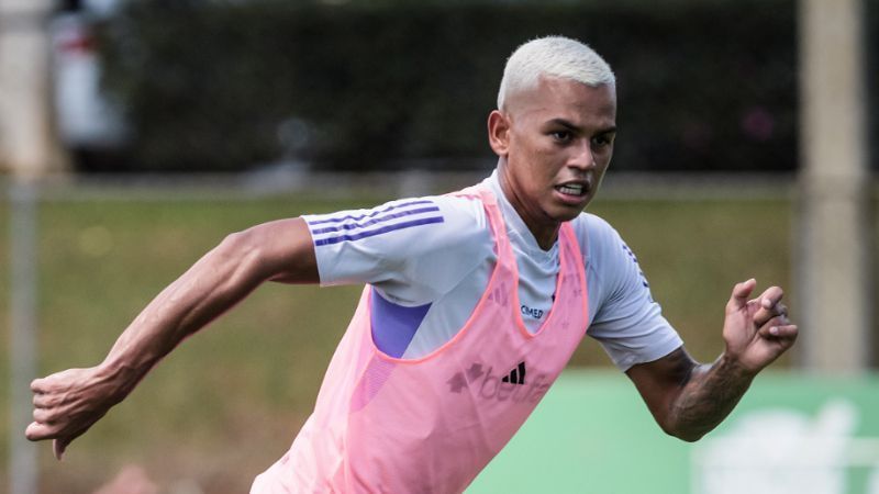 Fernando Henrique deixa Cruzeiro após lesões, expulsão e poucos minutos em campo