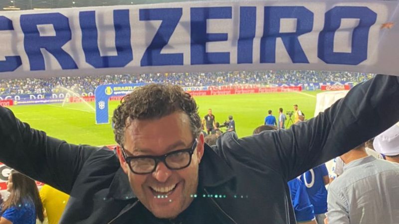 Ex-apresentador da Globo sai em defesa de atacante do Cruzeiro: 'Merece olhar especial'