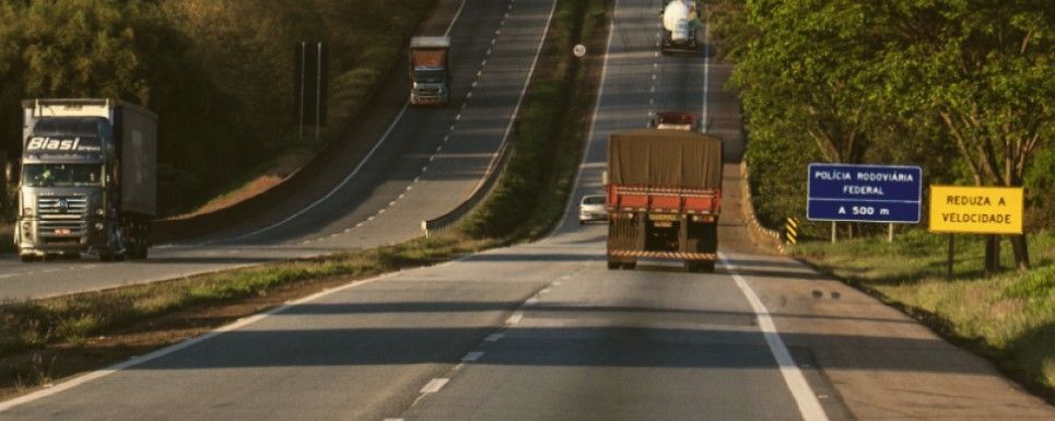 Carreta tomba e interdita parcialmente a rodovia Fernão Dias na Grande BH