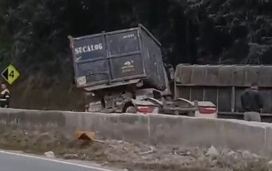 Vídeo mostra eixo de carreta em mureta e Fernão Dias bloqueada; assista