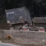 Vídeo mostra eixo de carreta em mureta e Fernão Dias bloqueada; assista