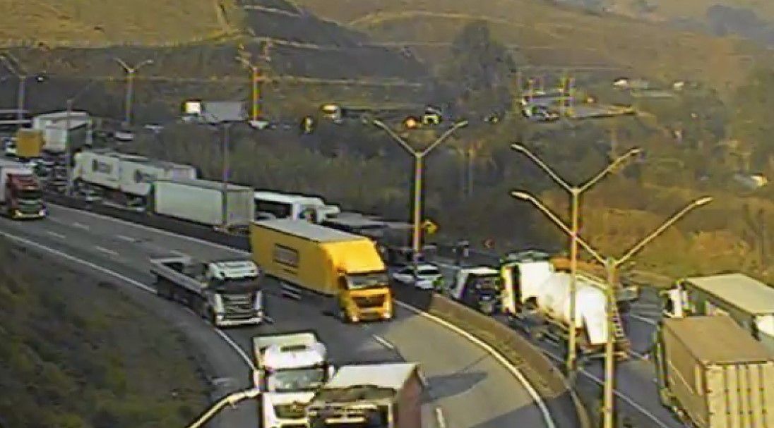 Três horas após acidente, Fernão Dias é liberada; motoristas enfrentam congestionamento quilométrico