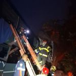 Acidente entre ônibus e caminhão na Fernão Dias mata um e deixa vários feridos em MG