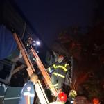 Acidente entre ônibus e caminhão na Fernão Dias mata um e deixa vários feridos em MG