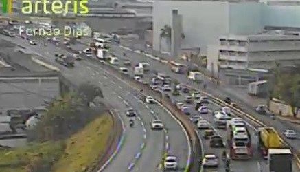 Engavetamento entre vários veículos causa congestionamento na Fernão Dias, em Betim
