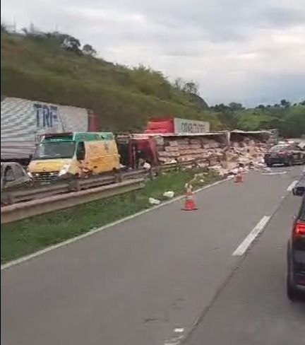 Vídeo: acidente com carreta na Fernão Dias no Sul de Minas interdita pista no sentido SP