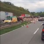 Vídeo: acidente com carreta na Fernão Dias no Sul de Minas interdita pista no sentido SP