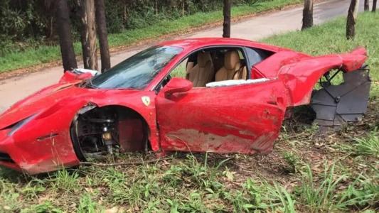 Ferrari fica completamente destruída após acidente na BR-040