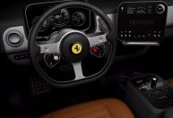 Primeira Ferrari elétrica terá quatro motores e painel inspirado na Apple