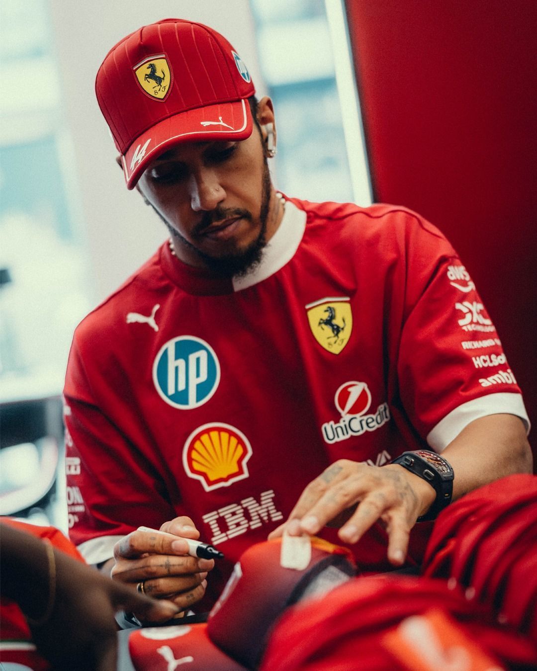 Hamilton mostra frustração e manda recado à Ferrari: 'Sou absolutamente inútil'