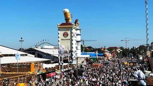 Festa anual com cerveja e trajes tradicionais gera cerca de 1,2 bilhão de dólares