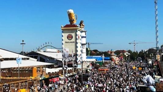Festa anual com cerveja e trajes tradicionais gera cerca de 1,2 bilhão de dólares