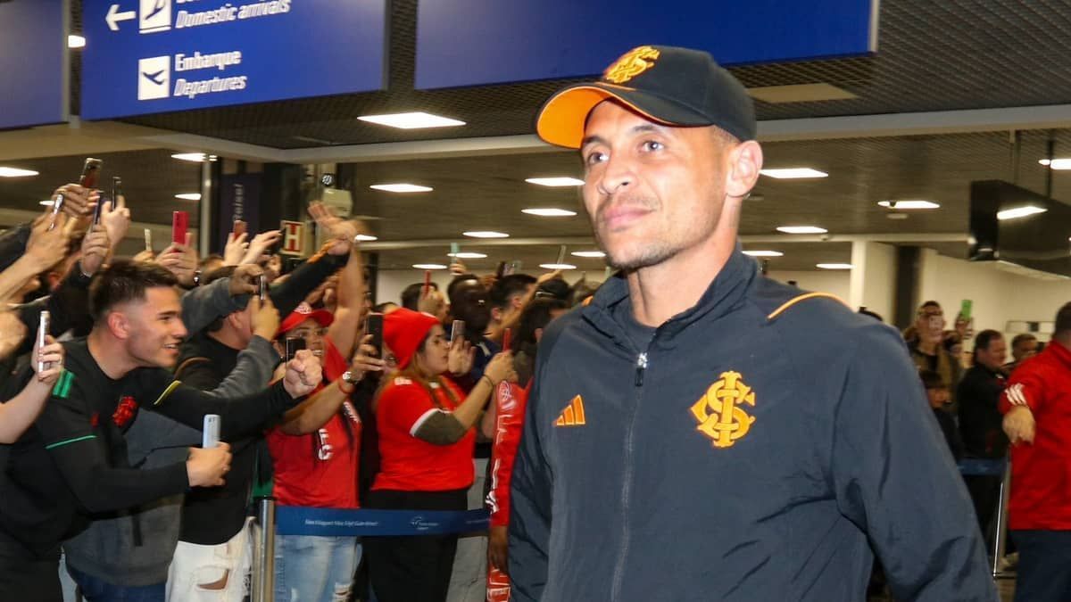 Inter desembarca em Porto Alegre com festa após vitória na Libertadores