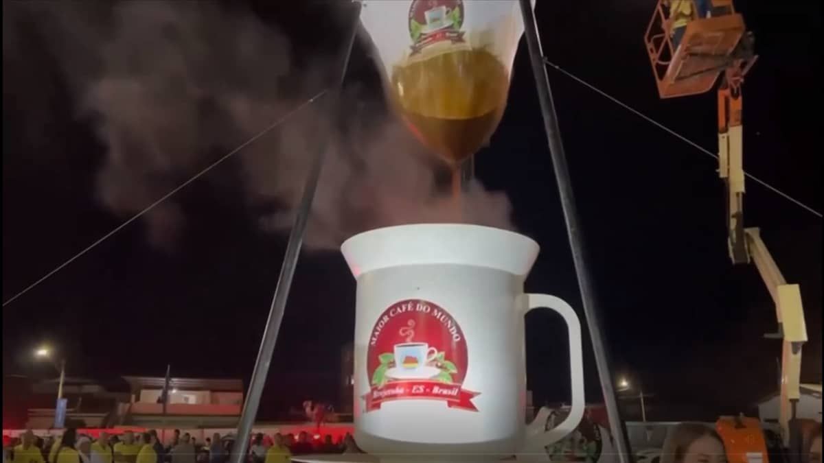 Vídeo: cidade do ES coa 'maior café do mundo' para comemorar aniversário