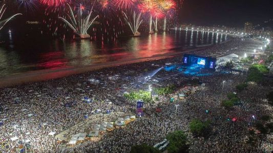 Festa reúne milhões em uma das principais praias do Rio de Janeiro