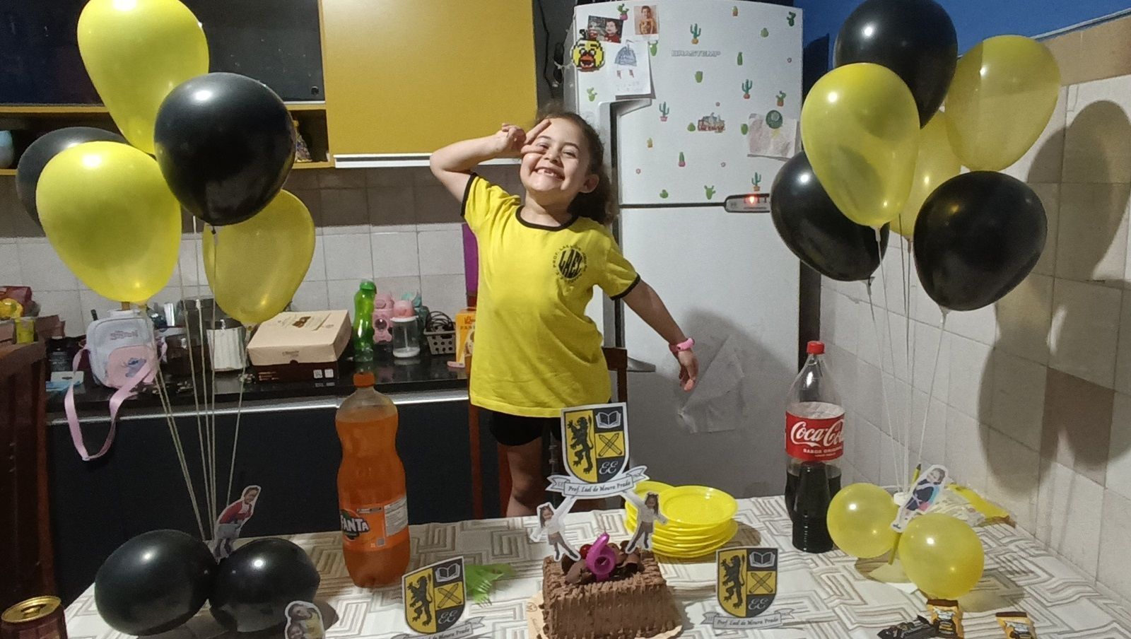 Menina escolhe a escola em que estuda como tema da festa de aniversário de 6 anos