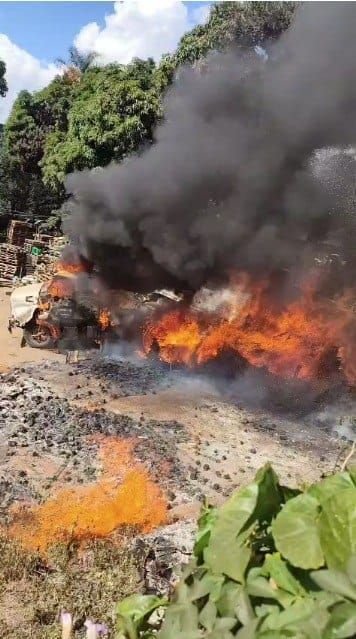 Caminhão pega fogo em Contagem (MG), e mobiliza bombeiros