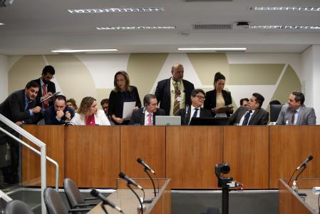 Os deputados Ulysses Gomes e João Magalhães conversam durante reunião da Comissão de Fiscalização Financeira da Assembleia de Minas