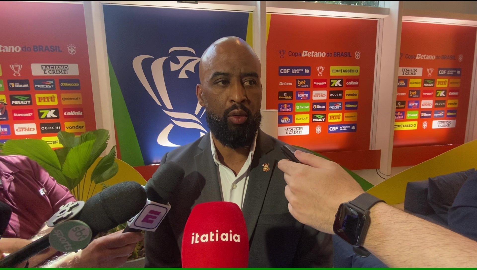 Diretor do Corinthians abre o jogo sobre saída de Alex Santana e postura na janela