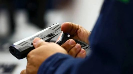 O autor fugiu do local em um carro do modelo gol, de cor preta, logo após o crime