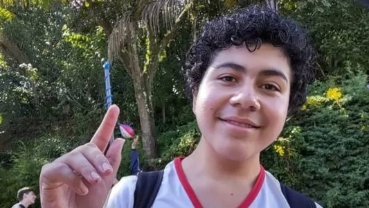 O corpo do adolescente foi enterrado por volta das 17h, no Cemitério Parque, em Poços de Caldas