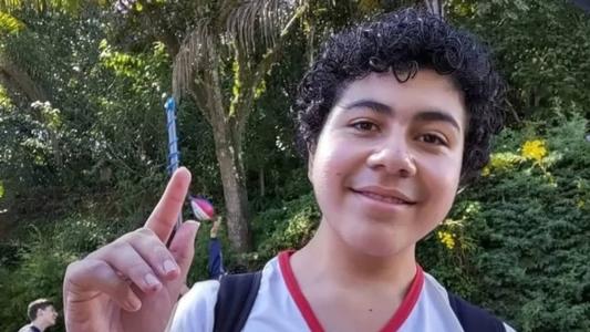 O corpo do adolescente foi enterrado por volta das 17h, no Cemitério Parque, em Poços de Caldas