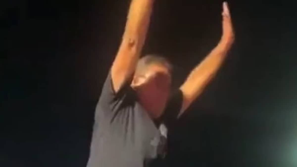 Vídeo: Prefeito se empolga, 'pula' nos braços do povo, mas cai direto no chão