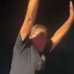 Vídeo: Prefeito se empolga, 'pula' nos braços do povo, mas cai direto no chão