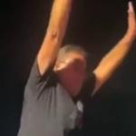 Vídeo: Prefeito se empolga, 'pula' nos braços do povo, mas cai direto no chão