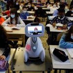 Robôs vão para a escola no lugar de alunos que preferem assistir aulas em casa no Japão