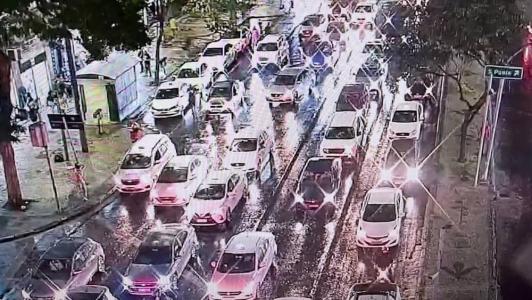 Na noite desta quinta, o órgão havia emitido um alerta de pancadas de chuvas na capital