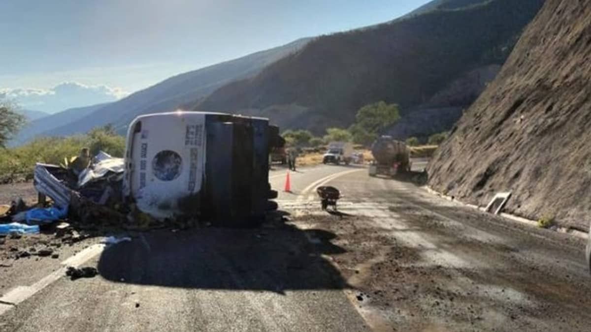 Ônibus com imigrantes tomba e mata 18 pessoas no México