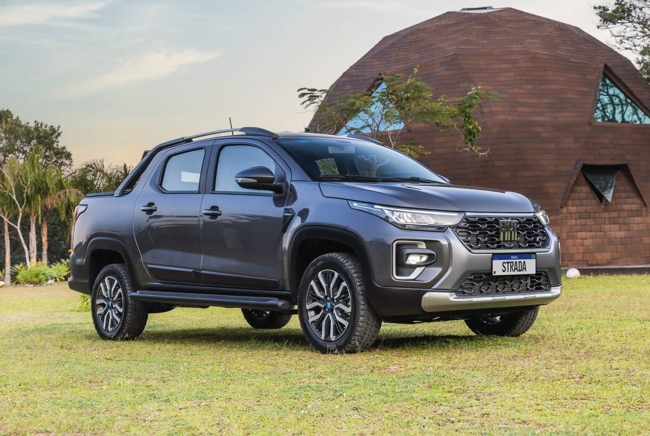 Fiat Strada vende 100 mil unidades e dispara na liderança em 2026