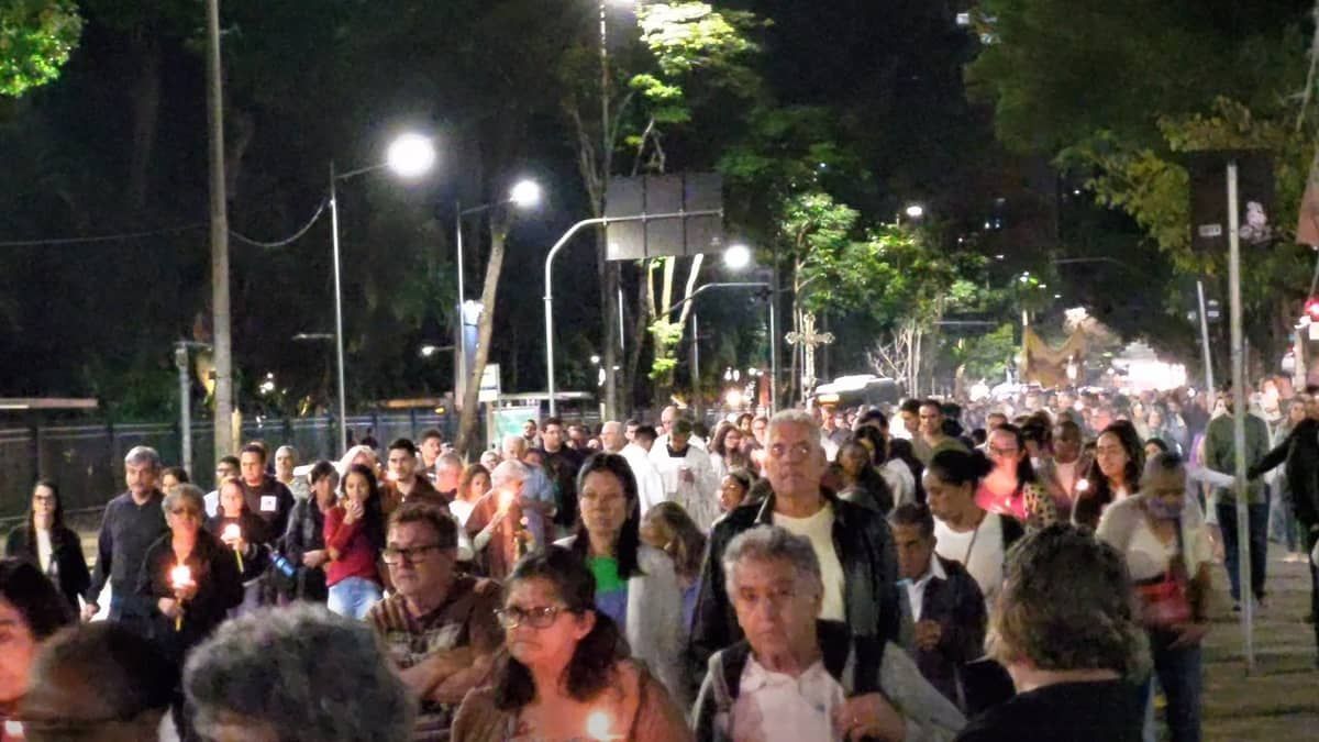 Vídeo: procissão de Corpus Christi arrasta fiéis na avenida Afonso Pena, em BH