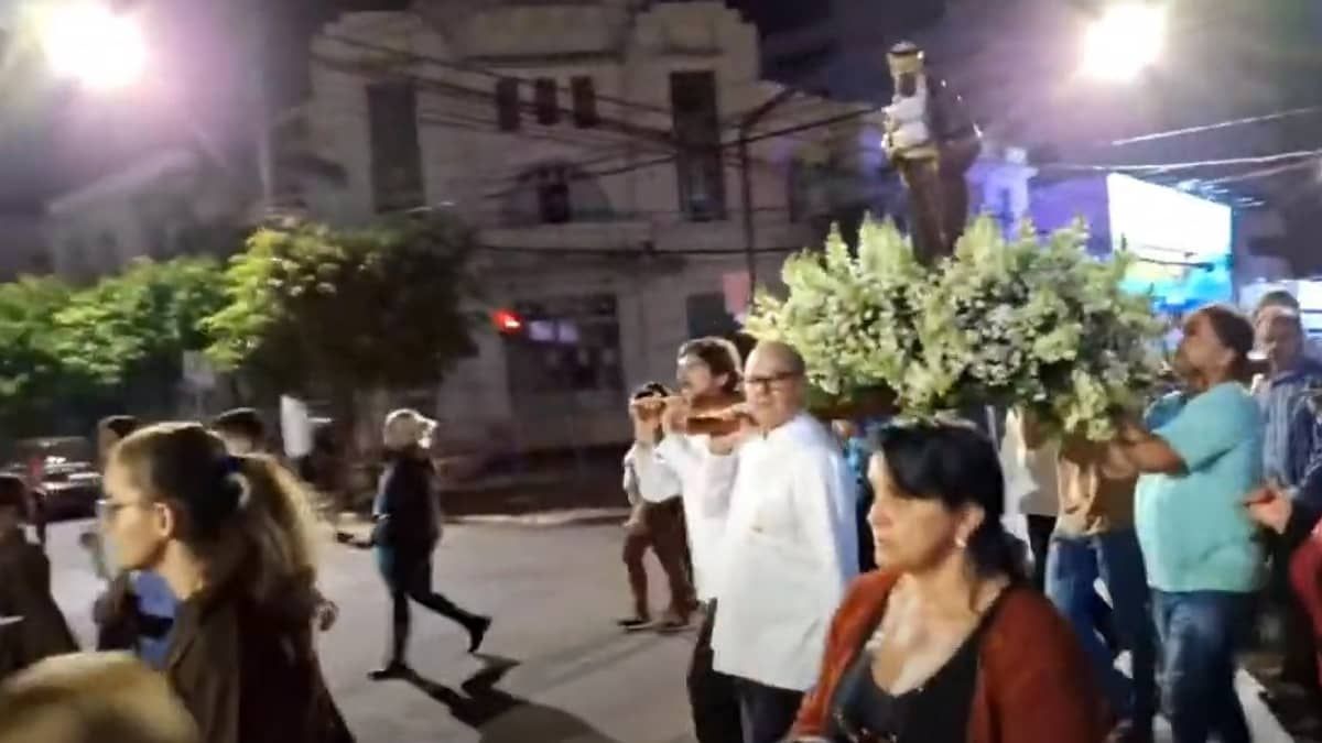 Santo Antônio cai na cabeça de fiel durante procissão em Patos de Minas