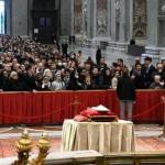 Bento XVI é velado na Capela da Basílica de São Pedro, no Vaticano, nesta segunda (2)