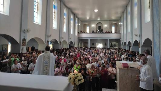 Fiéis lotam o Santuário Arquidiocesano Nossa Senhora da Conceição, no bairro Lagoinha