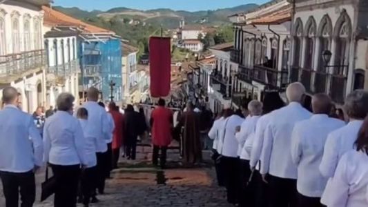 Fiés fizeram uma procissão na manhã desta quinta-feira (8)