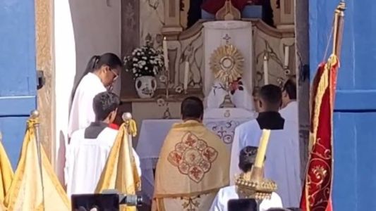 Fiés fizeram uma procissão na manhã desta quinta-feira (8) em Ouro Preto