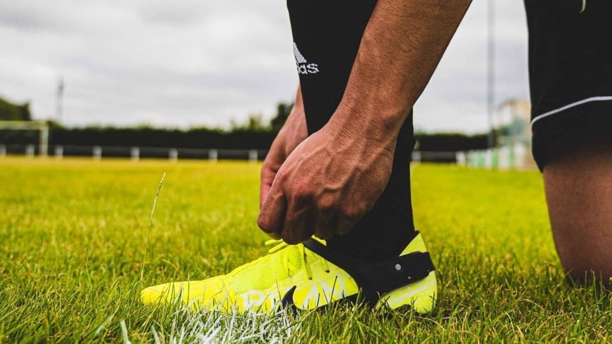 Conheça a 'chuteira inteligente' liberada pela Fifa para jogos de futebol