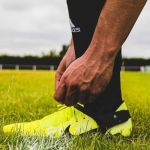 Conheça a 'chuteira inteligente' liberada pela Fifa para jogos de futebol