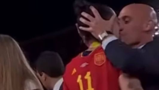 Fifa pune Rubiales por beijo não consentido em Jenni Hermoso