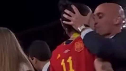 Fifa pune Rubiales por beijo não consentido em Jenni Hermoso